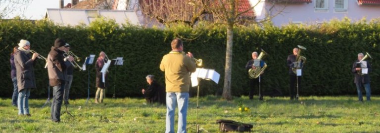 Der Posaunenchor spielt zur Auferstehungsfeier auf dem Friedhof