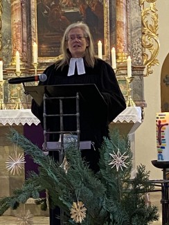 Pfarrerin Knoch hält den Gottesdienst am 2. Advent